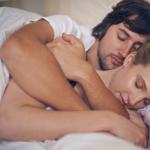 Обязательно ли жене и мужу спать вместе?