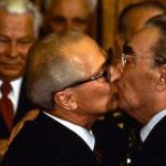 Почему брежнев целовался в губы с мужчинами Брежнев целовался с мужиками